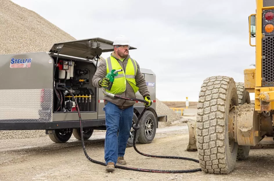 880MT worker fueling equipment
